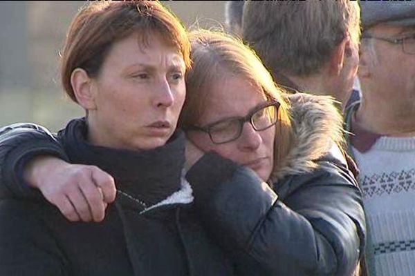 Deux salariées en grève mardi 24 mai devant l'usine de tranchage de jambon Germanaud à Blois. Le site doit fermer ses portes en août 2016.  