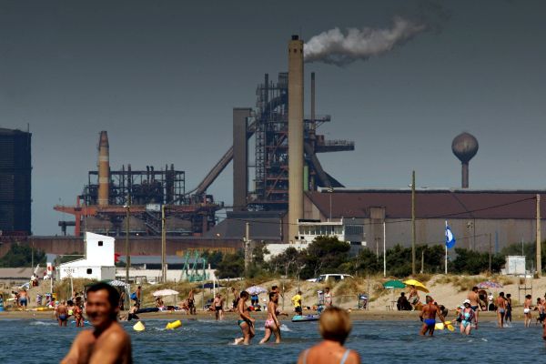 La fédération France Nature Environnement alerte sur l'état vieillissant des usines chimiques de l'étang de Berre.