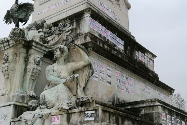 Les noms ont été inscrits sur le monument des Girondins dans la nuit du 6 au 7 mars place des Quinconces à Bordeaux.