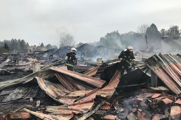 C'est dans ces locaux de kart indoor et de Gédimat, à Varennes-sur-Allier près de Vichy, qu'un important incendie s'est déclaré ce mardi 12 avril dans la nuit.