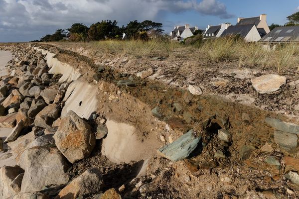 La dune érodée et les maisons en arrière-plan menacées par la submersion marine et l'érosion à Treffiagat, dans le Finistère, le 19 décembre 2024.