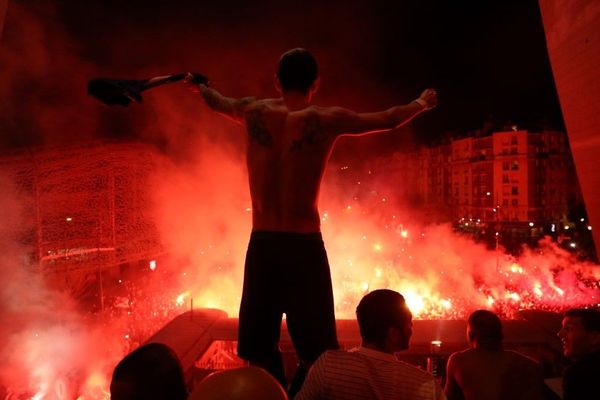 Ángel Di María célèbrant la qualification face aux supporters parisiens, devant le Parc des Princes.