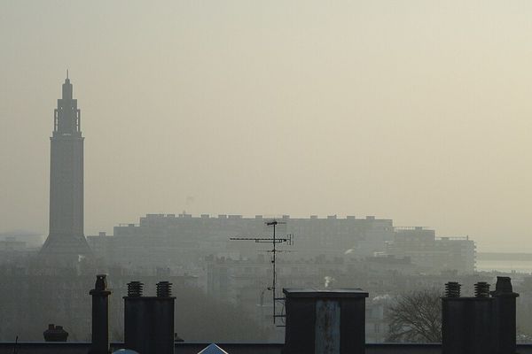 Au Havre, l'église St-Joseph dans la brume.