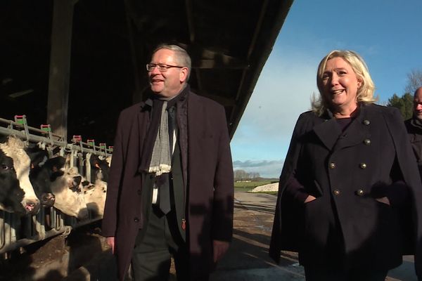 Marine Le Pen dans une exploitation agricole à Mesnil-Raoul, mercredi 8 décembre 2021.