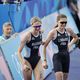 Les deux françaises, Cssandre Beaugrand et Emma Lombardi lors de l'épreuve de triathlon ce mercredi 31 juillet aux Jeux olmypiques de Paris