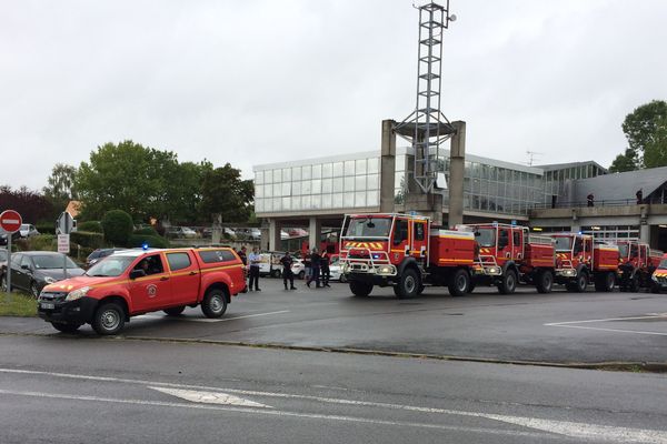 Les renforts du SDIS de la Charente sont composés d'une vingtaine d'hommes ; ils sont partis mercredi après-midi.  