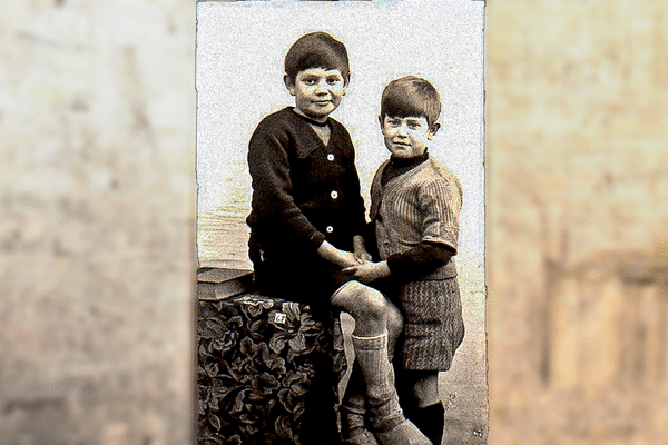 Jacques Wawer et son frère Louis, photographiés à l'école Saint-Louis de Barenton lors de leur séjour dans la commune, durant l'occaption allemande.