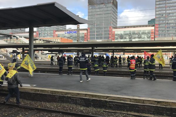 La circulation des trains a été brièvement interrompue à la gare Lille-Flandres par la manifestation des pompiers ce lundi.