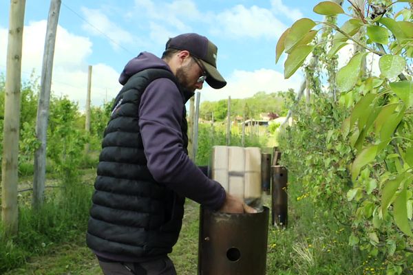 Dans les vergers, des braséros alimentés de buchettes de bois compressés permettent de lutter contre les gelées