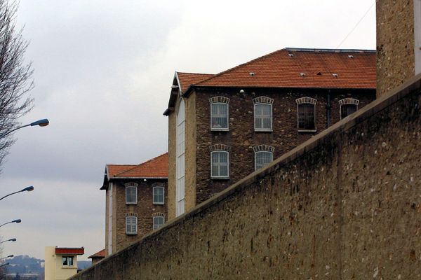 Les murs d'enceinte de la prison de Fresnes, dans le Val-de-Marne.