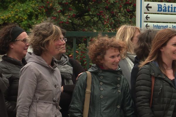 Parents et professeurs devant les grilles du lycée Marcel Gimond à Aubenas