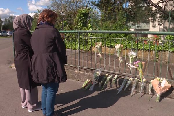 Des fleurs ont été accrochées sur les grilles du supermarché de Grande-Synthe, où l'agression de Philippe s'est déroulée.