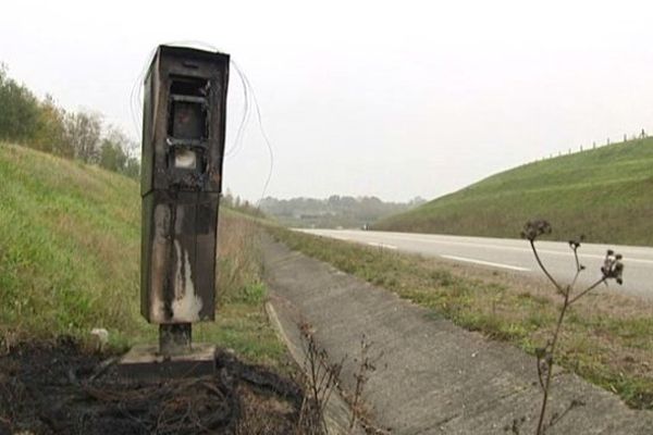 Ce radar situé près d'Ouilly-le-Vicomte sur la départementale 579 entre Lisieux et Deauville a été incendié dans la nuit de vendredi à samedi