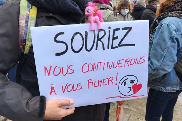 Une des pancartes contre la loi de sécurité globale, lors de la dernière manifestation à Montpellier le 28 novembre 2020.