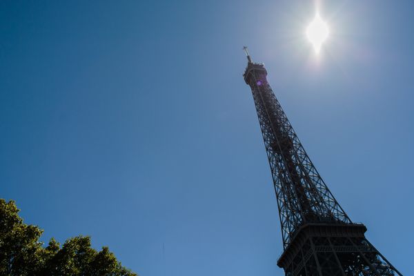 La Tour Eiffel, sous le soleil, le 24 août.