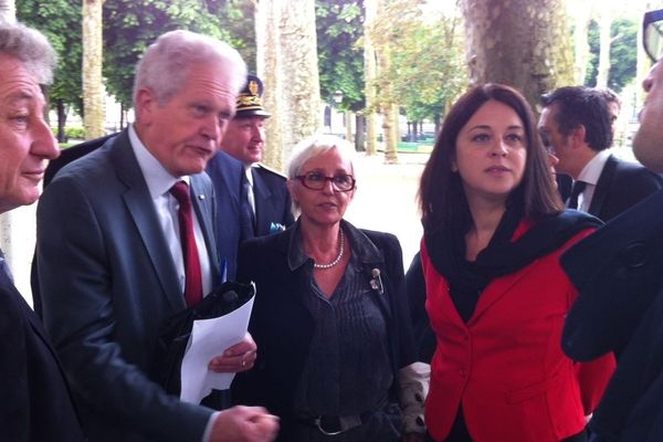 Sylvia Pinel (en veste rouge) la Ministre de l'Artisanat, du Commerce et du Tourisme, est venue rencontrer des commerçants de Vichy dans le cadre de la préparation des mesures pour le commerce.