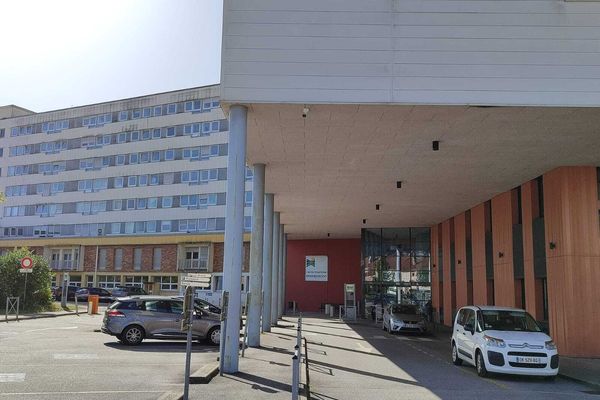 Neuf dossiers d’information judiciaire ont été ouverts contre X des chefs d’homicides involontaires, de blessures involontaires faisant suite à des hospitalisations au Centre hospitalier de Remiremont, indique ce vendredi  5 avril 2024, le procureur de la République d'Épinal.