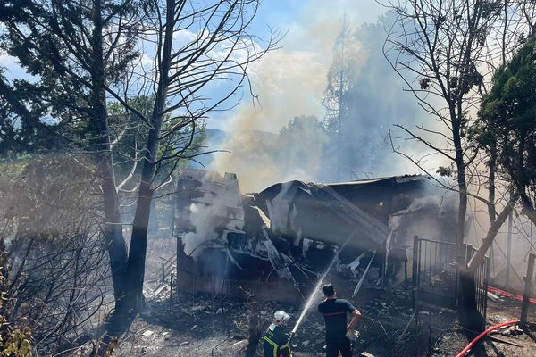 La destruction à Saint-Gaudens (Haute-Garonne) d’une habitation de type bungalow de 200 m2 comprenant 2 logements est à déplorer, jeudi 11 août.