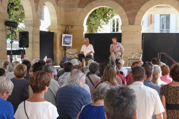 Pierre Lemaitre (au fond à droite) lors de la première édition du festival "Lire en Bastides" en 2017 à Lalinde. 