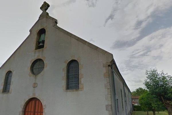 Les pompiers ont évité qu'un feu de maison se propage à cette petite église de Courlay (Deux-Sèvres).