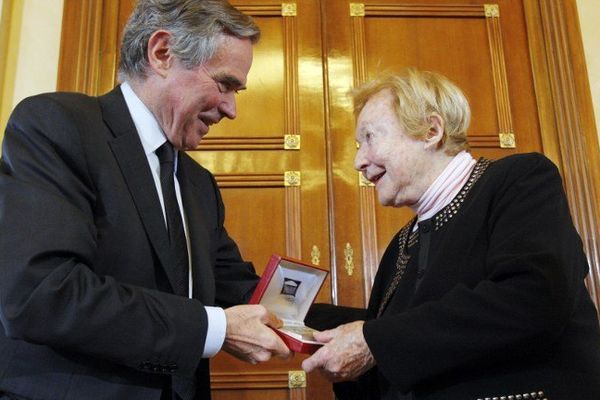 Danièle Breem reçoit la  la médaille de l'Assemblée des mains de Bernard Accoyer, alors président de l'Assemblée Nationale
