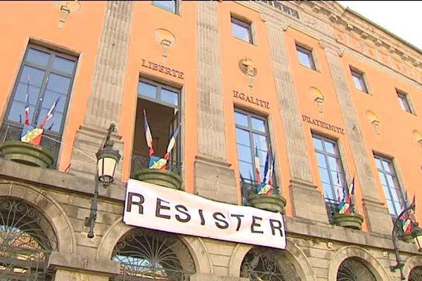 Sur le fronton de la mairie d'Aurillac, solidaire des victimes des attentats : "Liberté, égalité, fraternité... résister".