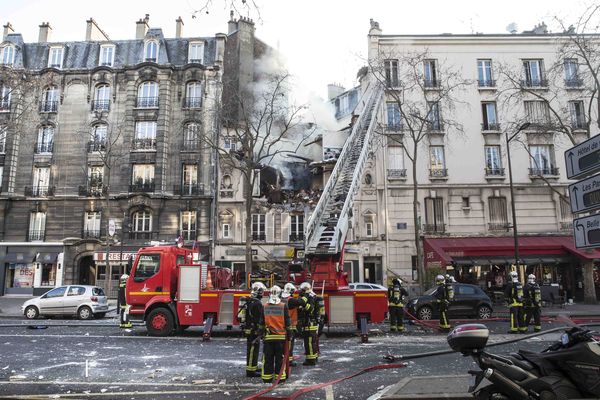 Un important périmètre de sécurité avait été mis en place autour de l'immeuble sinistré, vendredi 20 janvier 2017 à Boulogne-Billancourt.