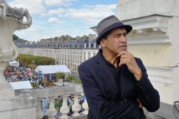 Daniel Picouly sur la terrasse de l'Arc Héré à Nancy, à l'occasion de l’enregistrement de sa "boite à Je", pendant le Livre sur la Place 2018.