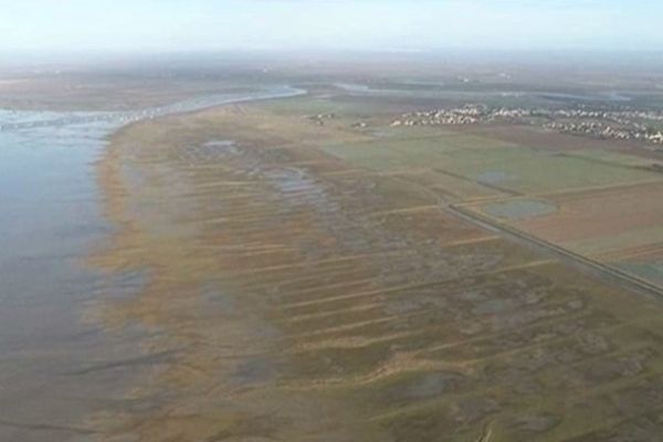 Vue aérienne de Charron et des digues