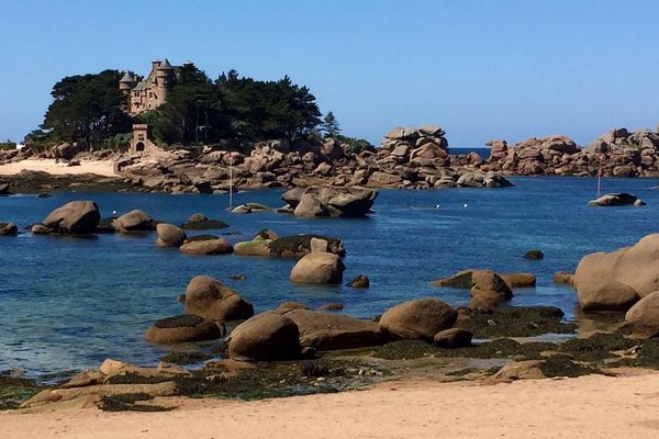 Le château de Costaérès sur la plage Saint-Guirec à Ploumanac'h.