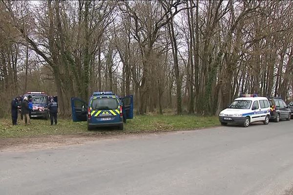 Les gendarmes sur les lieux de la découverte du corps, à Loubès en Gironde, ce mercredi 28 février. 