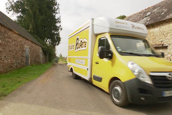 L'épicerie ambulante "Poupette" sillonne la Bretagne en livrant ses clients à domicile.