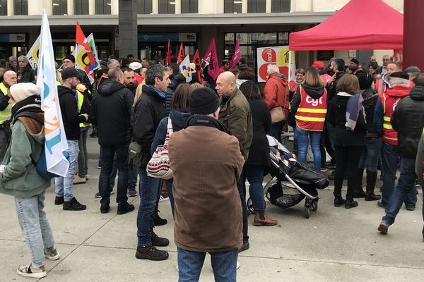 A Clermont-Ferrand, samedi 28 décembre, des manifestants se mobilisent contre la réforme des retraites. 