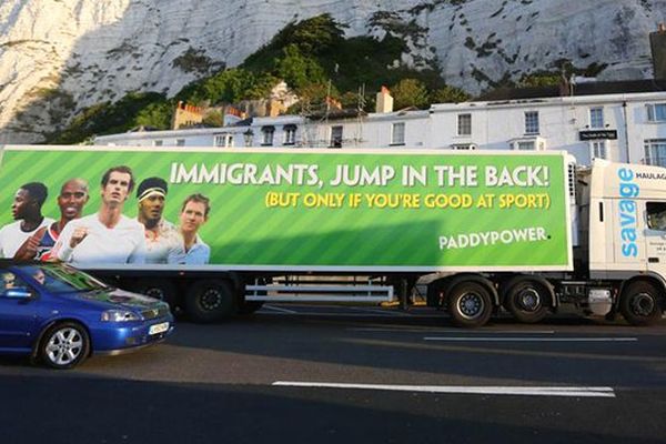 Un camion aux couleurs de Paddy Power à Douvres.