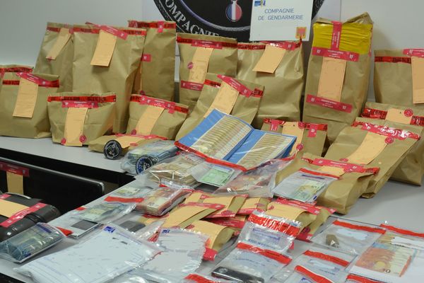 Au total, ce sont 22 kilos de cocaïne et 24 kilos de cannabis qui ont été saisis dans des véhicules et aux domiciles de deux individus dans la Loire et la Haute-Loire. 