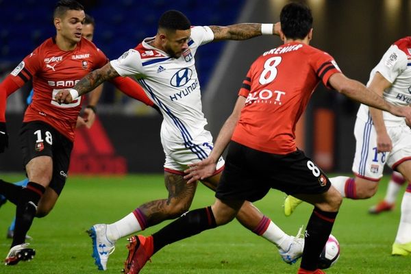 Hatem Ben Arfa (G) et Clément Grenier (D) en action contre Memphis Depay (C)  -- Ligue 1 / Lyon Rennes / 05 12 2018