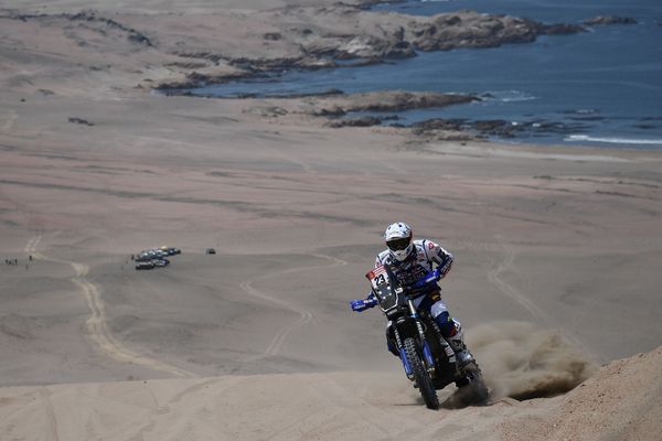 Le pilote Xavier De Soultrait à bord de sa Yamaha durant le Dakar 2018 (deuxième étape) autour de la cité péruvienne de Pisco, le 7 janvier 2018.