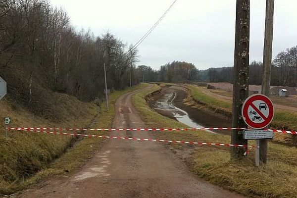 Un périmètre de sécurité a été installé aux alentours de la maison où le cadavre a été découvert