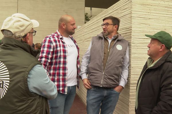 Mathieu Sallillas  ( chemise à carreaux) devant le palais de justice de Béziers,  où une trentaine d'agriculteurs était venue soutenir cet exploitant forestier coupable d'avoir provoqué un accident en cherchant à intercepter des voleurs de carburant.