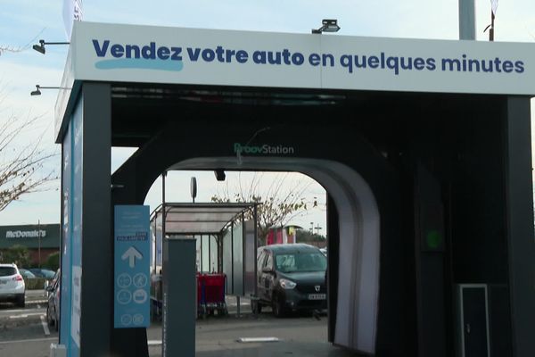 A Angoulins, près de La Rochelle, ce portique de haute technologie inspecte une voiture  et évalue sa valeur en quelques instants.