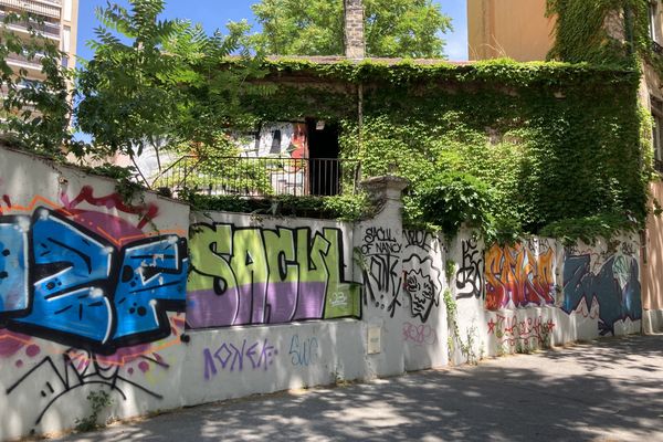 Le corps d'une jeune femme découvert dans une maison abandonnée du 7e arrondissement de Lyon : une enquête a été ouverte pour homicide volontaire.