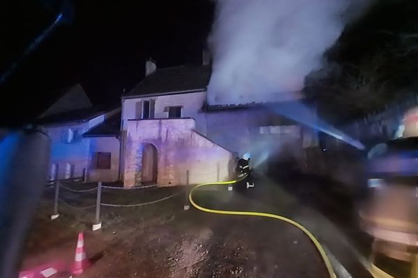 Un pavillon en feu à Ivry-en-Montagne (Côte-d'Or) dans la nuit de dimanche à lundi 30 décembre.