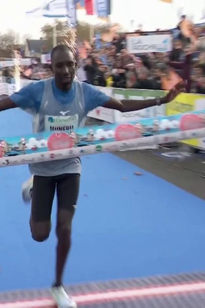 Charles Munéria arrive 1ᵉʳ du Marathon de La Rochelle 2024.