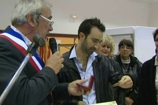 Saleilles (Pyrénées-Orientales) - Mathieu Madénian reçoit la médaille de la ville des mains du maire - novembre 2011.