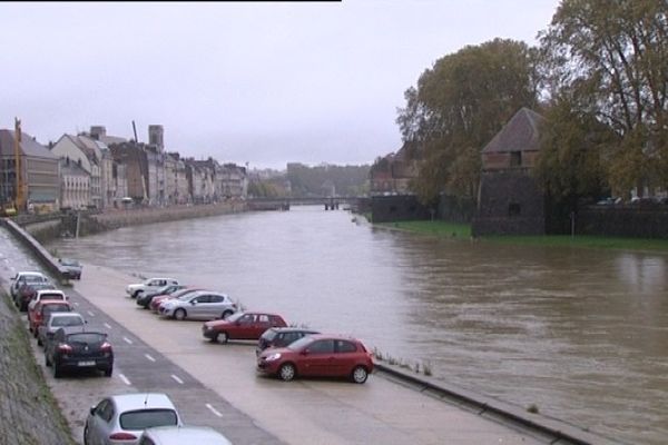 Le Doubs est bien haut ce matin à Besançon...