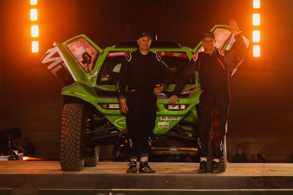 Photo de l'édition 2022 du Rallye Dakar, à gauche Stéphane et à droite François.