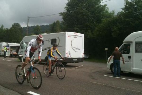 Déjà du monde installé le long de la route qui monte à la Planche des Belles Filles