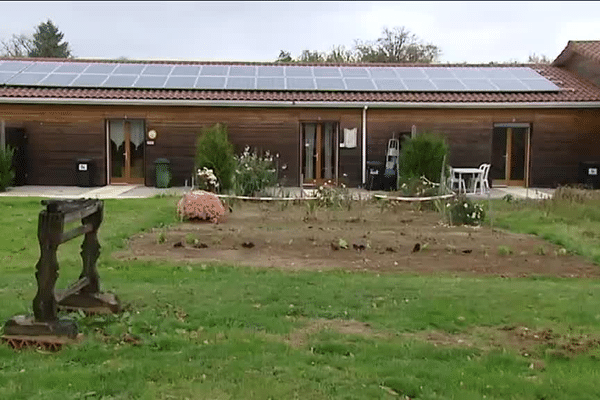 80 panneaux photovoltaïques sur le toit de Centre de vie pour seniors à Cognac-la-Forêt en Haute-Vienne