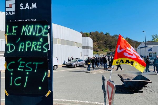 Les salariés de la SAM bloquent l'entrée de leur usine, depuis 5 heures, ce jeudi matin.