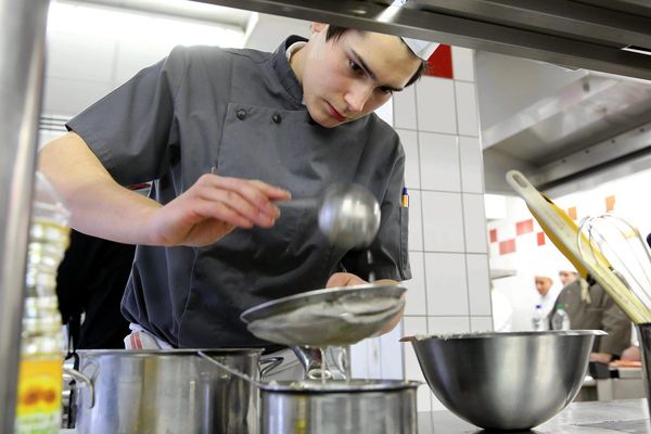 Un candidat lors des sélection régionales des Olympiades des métiers en cuisine, au CFA de l'hôtellerie restauration, à Colmar en 2014.